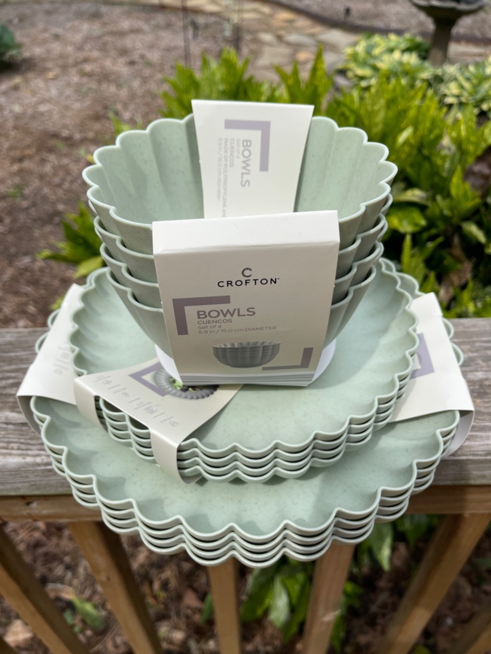 New 12-pc Crofton Plates and Bowls Dining Set